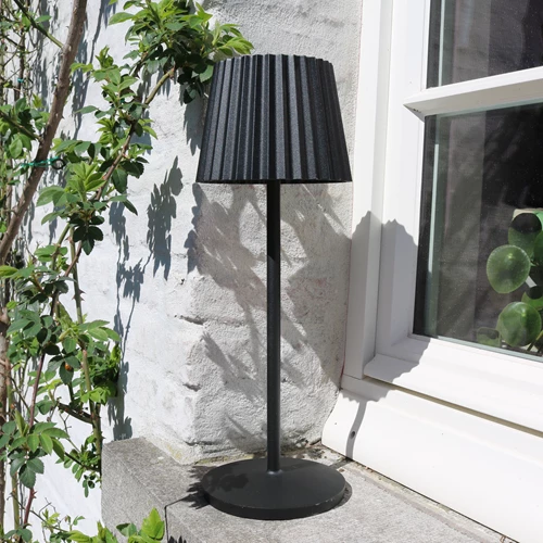 Lucide JUSTINE - wiederaufladbare Tischlampe Innen/Außen - Akku/Batterie - LED Dim. - 1x2W 2700K - IP54 - Mit kabelloser Ladestation - Schwarz - Atmosphäre 1